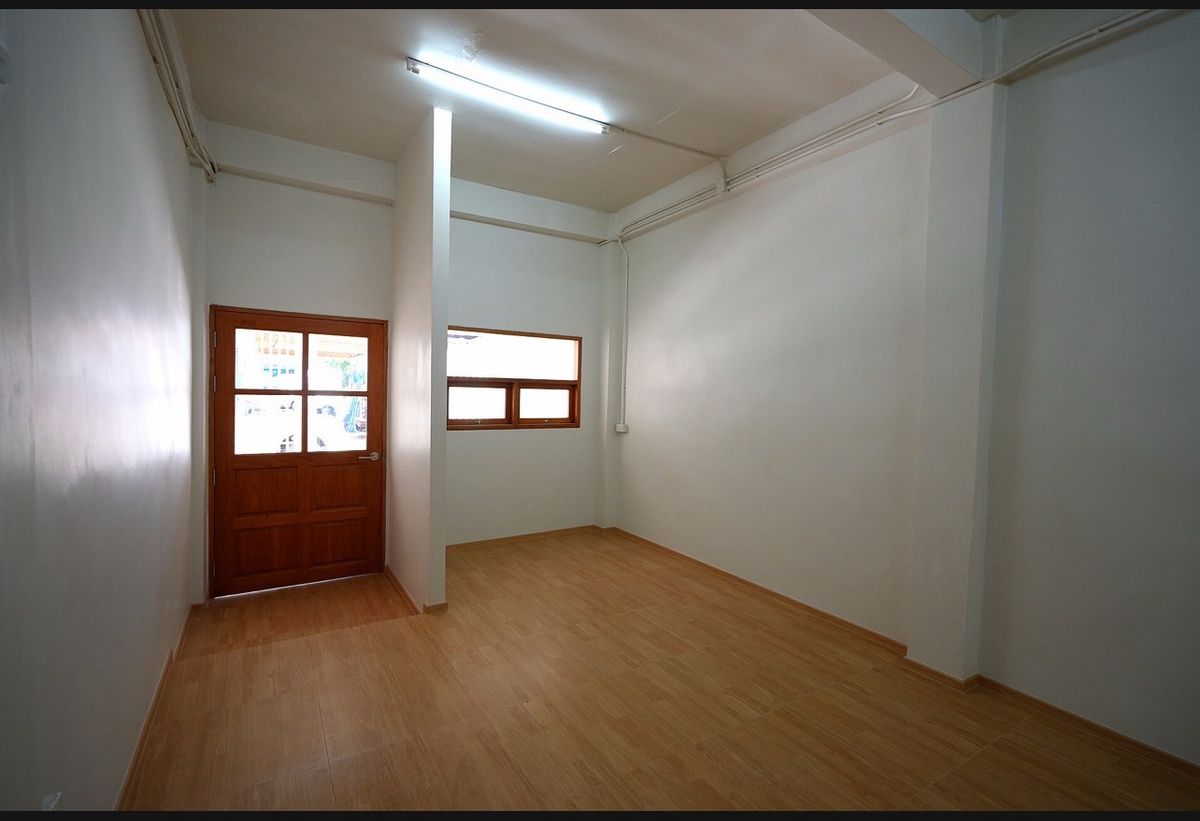 For SaleShop HouseWongwianyai, Charoennakor : 📢👇Start your own business  with this newly renovated commercial building near ICONSIAM. Great price and excellent value for investment. Convenient location, Perfect for retail shops, cafes, home offices, or rental income.