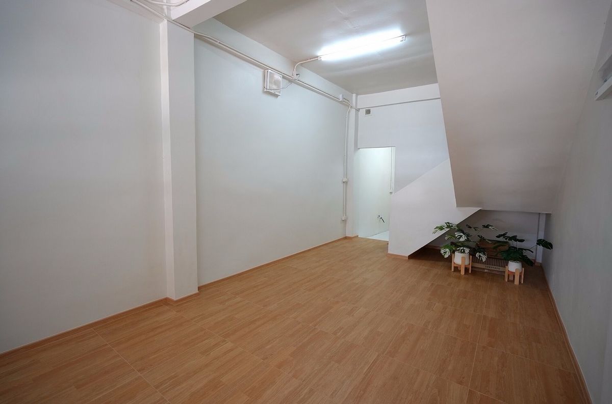 For SaleShop HouseWongwianyai, Charoennakor : 📢👇Start your own business  with this newly renovated commercial building near ICONSIAM. Great price and excellent value for investment. Convenient location, Perfect for retail shops, cafes, home offices, or rental income.