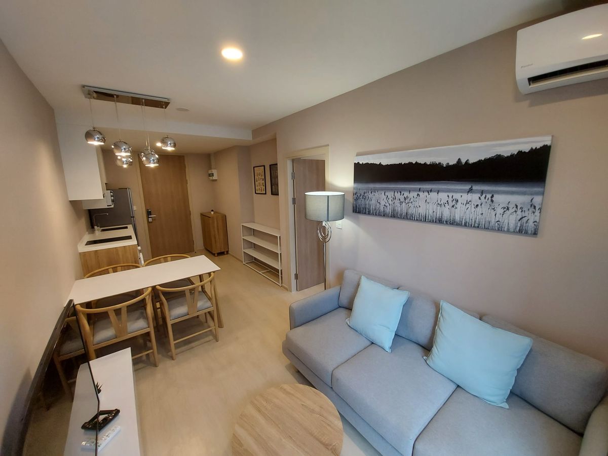 ขายคอนโดสุขุมวิท อโศก ทองหล่อ : ขายห้อง 1 ห้องนอนพร้อมเฟอร์นิเจอร์ใน Noble Ambience สุขุมวิท 42 วิวสระว่ายน้ำพร้อมเค้าโครงขนาดใหญ่และระเบียง วิถีชีวิตย่านเอกมัย