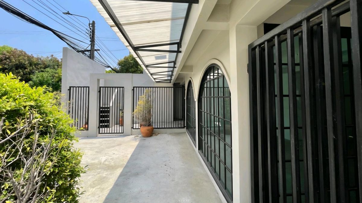 For SaleHome OfficeRatchadapisek, Huaikwang, Suttisan : For Sale: 2 Storay Single House - Home Office Soi Rung Rueng Suthisan (2 -storey detached house, home office