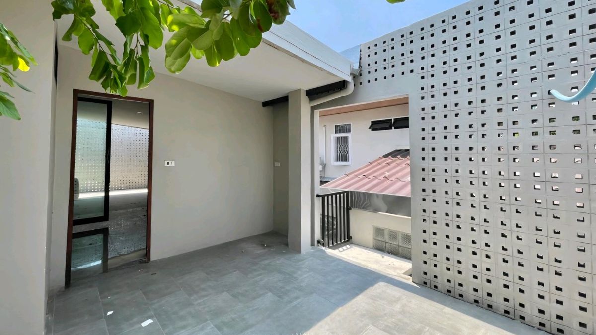 For SaleHome OfficeRatchadapisek, Huaikwang, Suttisan : For Sale: 2 Storay Single House - Home Office Soi Rung Rueng Suthisan (2 -storey detached house, home office