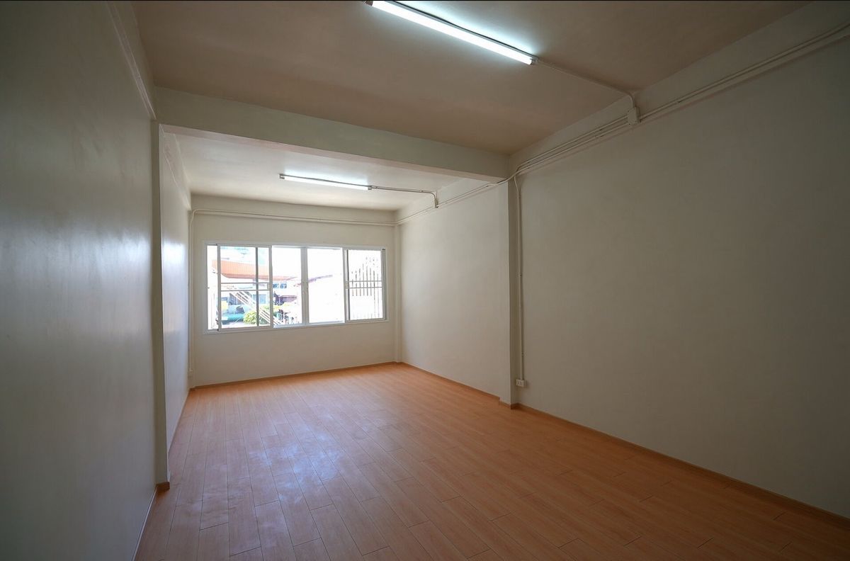 For SaleShop HouseWongwianyai, Charoennakor : 📢👇Start your own business  with this newly renovated commercial building near ICONSIAM. Great price and excellent value for investment. Convenient location, Perfect for retail shops, cafes, home offices, or rental income.