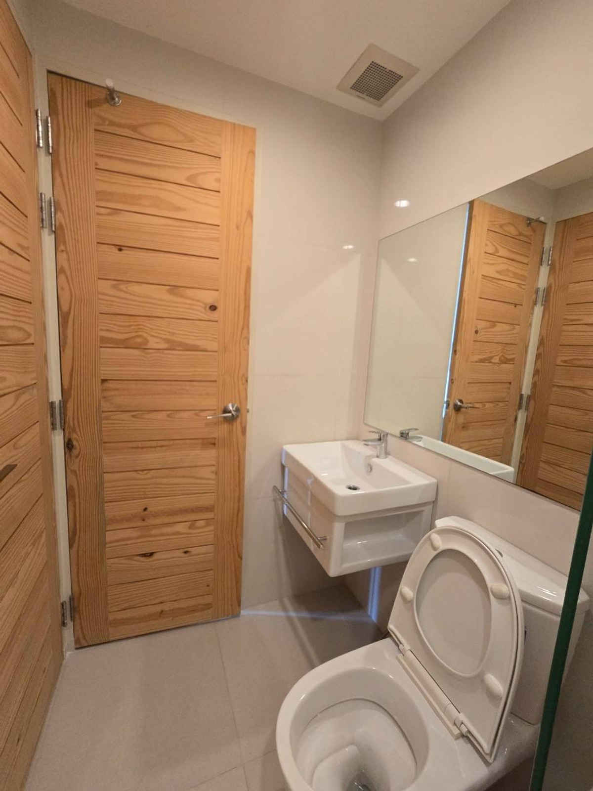 ให้เช่าคอนโดพระราม 9 เพชรบุรีตัดใหม่ RCA : ติด BTS พอร์ตลิงค์ไลน์ สถานีมักกะสัน เพียง 20 ม. และ MRT เพชรบุรี ประมาณ 130 ม. เดินทางสะดวกมากๆ