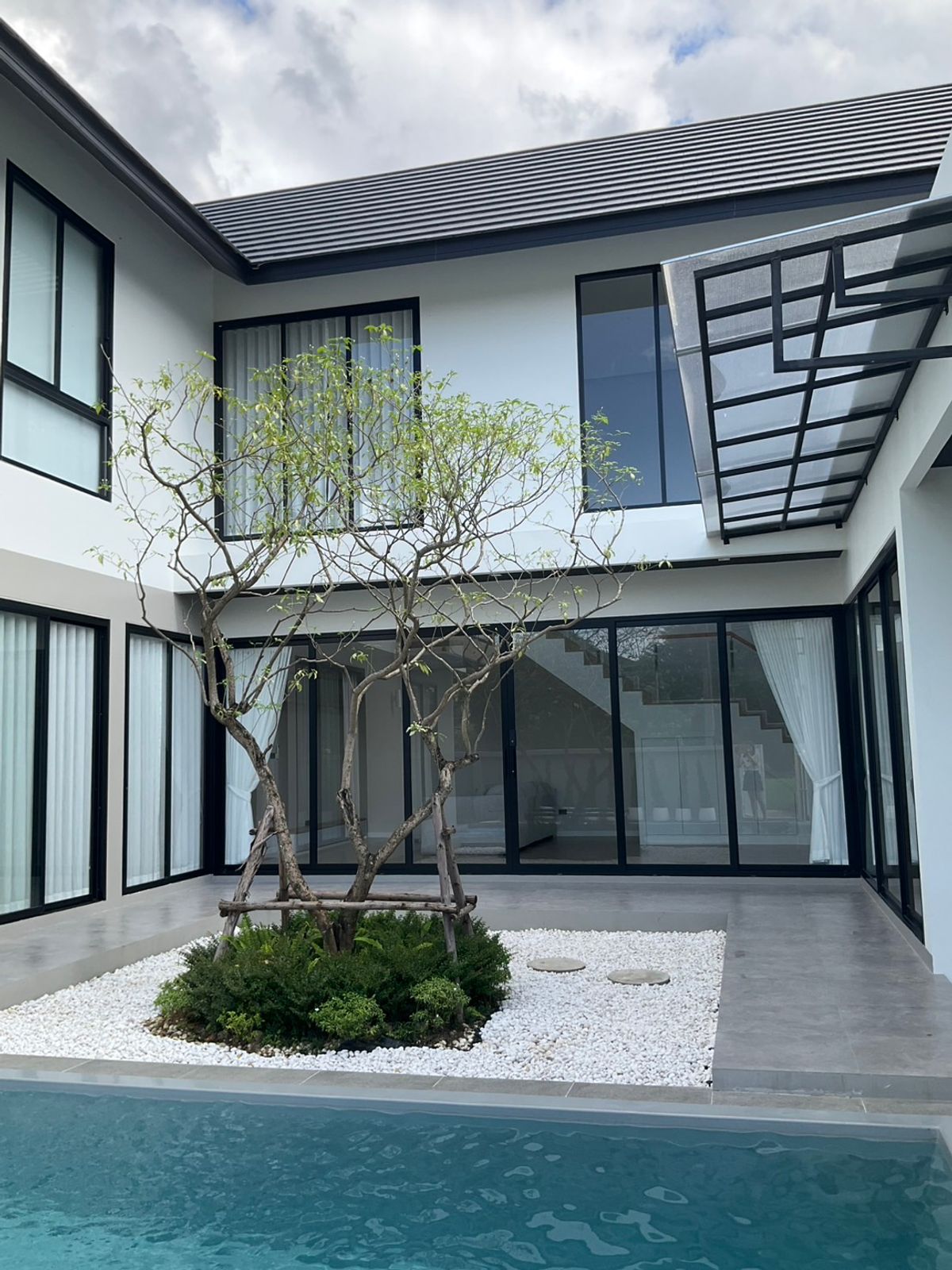 For RentChiang Mai : - Two-storey pool villa for rent with 5 bedrooms,5 toilets and 1 kitchen. 