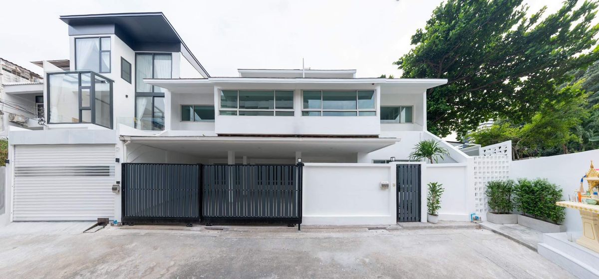 ขายทาวน์โฮมสุขุมวิท อโศก ทองหล่อ : ขาย Townhome 3 ชั้น 48 ตรวา ซอยสุขุมวิท 15 ทำเลดี เพียง 1 นาทีถึง โรงเรียนนานาชาติ NIST และ 5 นาที ถึง BTS อโศก 