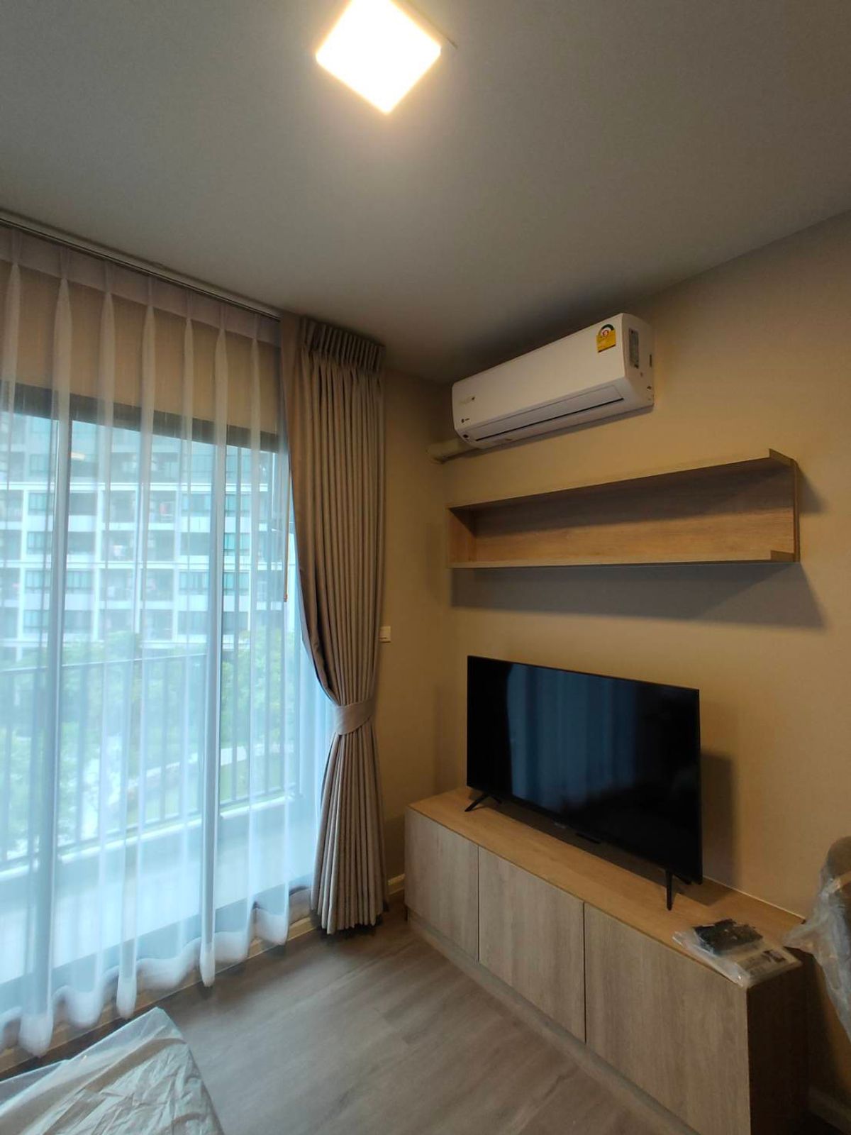 For SaleCondoPathum Thani,Rangsit, Thammasat : Urgent sale, D -Condo Campus Hide, Rangsit, 4 rooms, views in the garden and swimming pool. Suitable for living or renting for investment