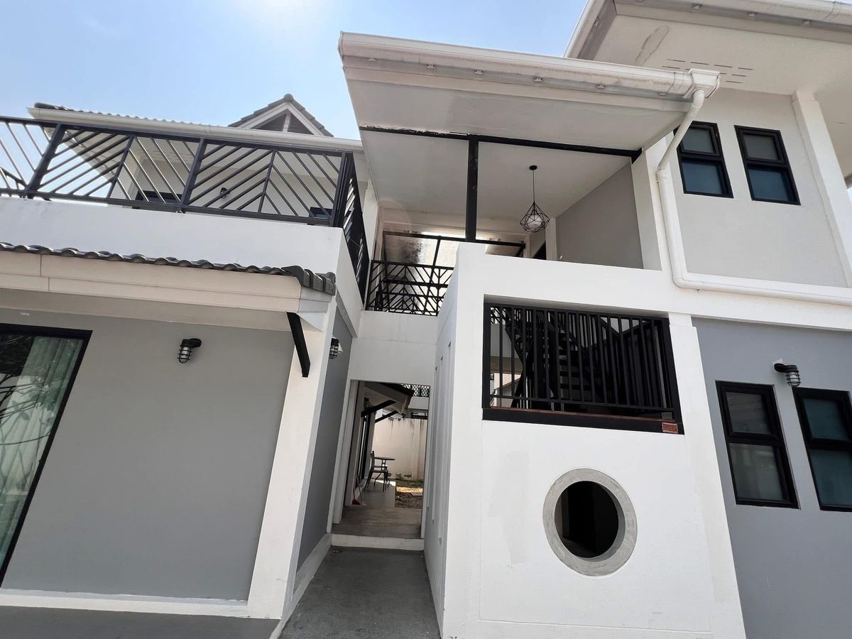 ให้เช่าบ้านเชียงใหม่ : ให้เช่าบ้านเดี่ยวสองชั้น  3 ห้องนอน 3 ห้องน้ำ 1  ห้องครัว  2  ที่จอดรถ
