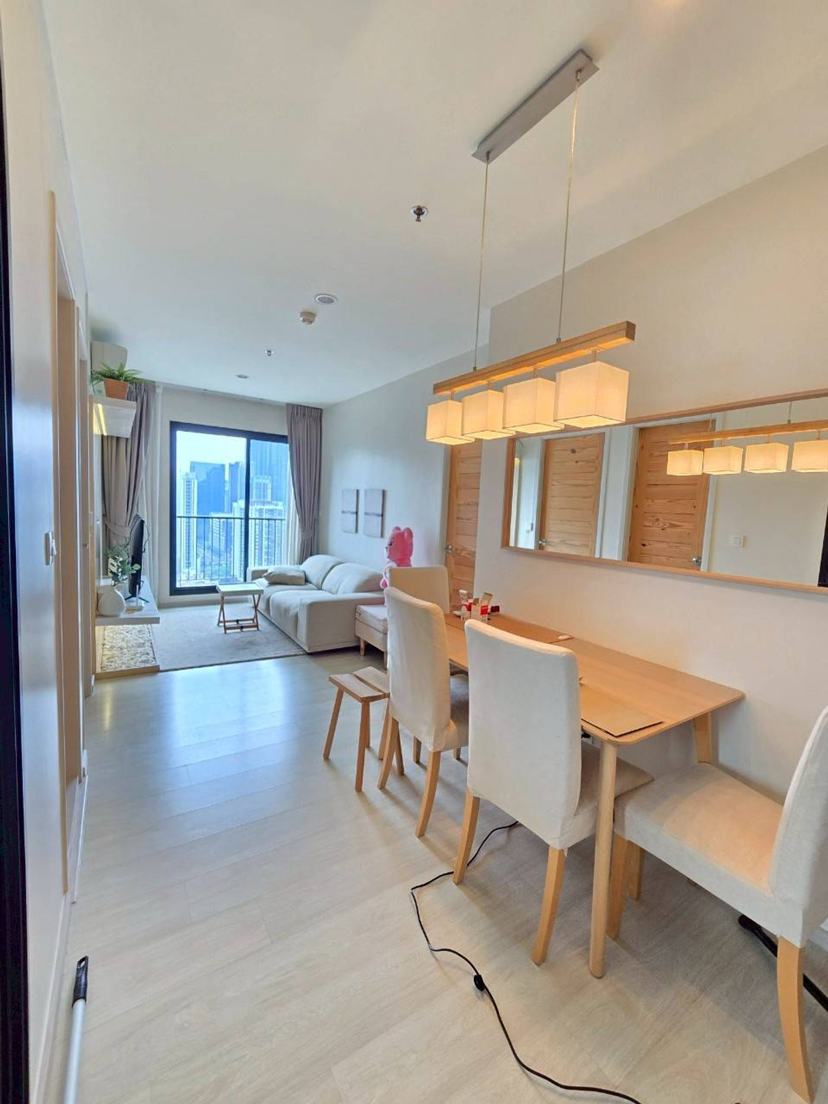 ให้เช่าคอนโดพระราม 9 เพชรบุรีตัดใหม่ RCA : ติด BTS พอร์ตลิงค์ไลน์ สถานีมักกะสัน เพียง 20 ม. และ MRT เพชรบุรี ประมาณ 130 ม. เดินทางสะดวกมากๆ