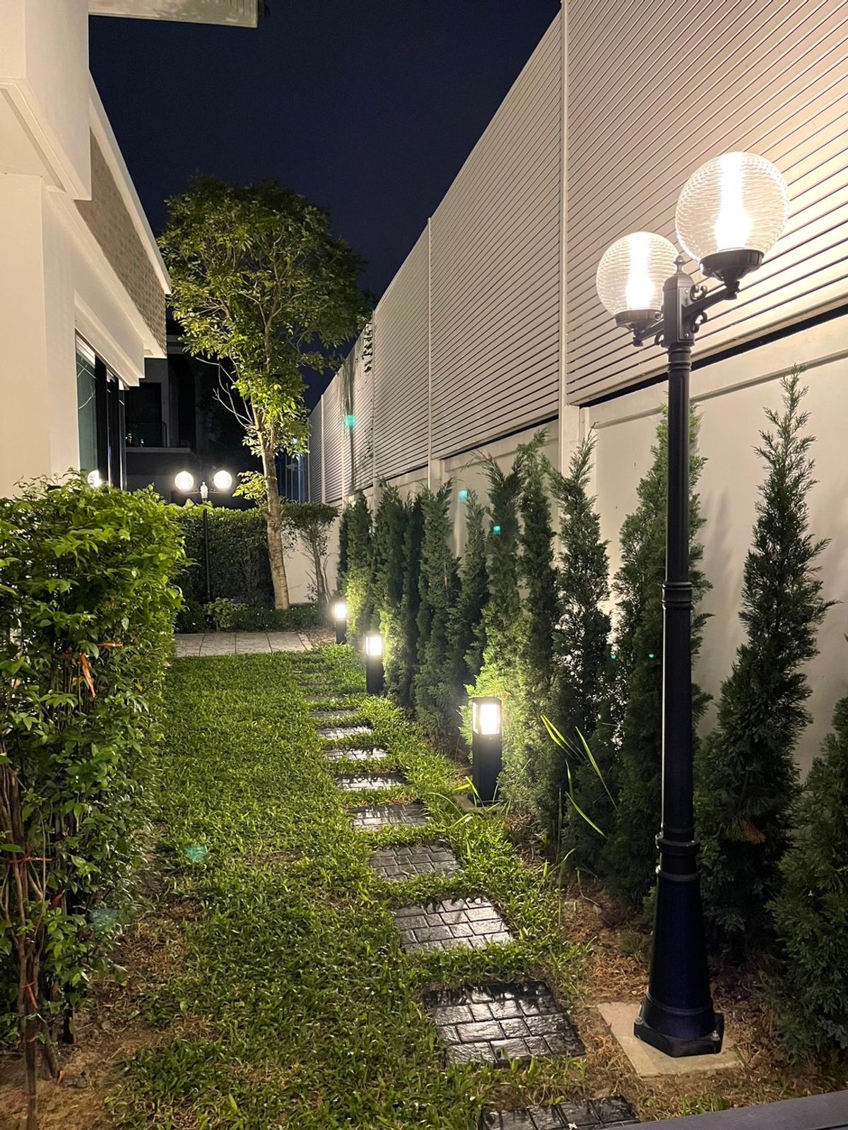 For RentHouseEakachai, Bang Bon : The Pavilla Bang Bon 3, a large luxury single house with free swimming pool, Fully Furnished, Ready to Move in