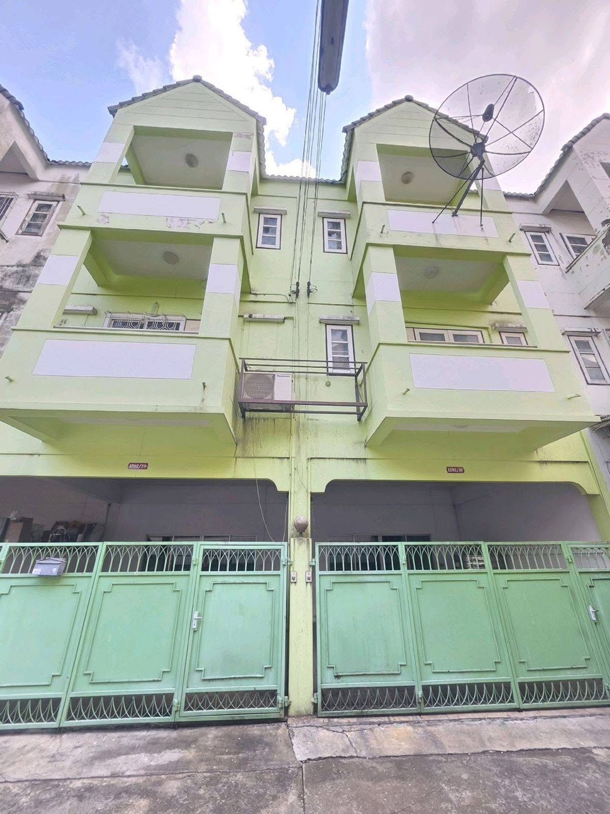 ให้เช่าอาคารพาณิชย์ปิ่นเกล้า จรัญสนิทวงศ์ : 🏢 ให้เช่าอาคารพาณิชย์ 3 ชั้น 2 คูหา ริมคลองมอญ เหมาะรีโนเวททำบูทีคโฮเทล โฮสเทล Airbnb เพียง 59,500 บาท/เดือน | พื้นที่ใช้สอย 516 ตร.ม. | พื้นที่ดิน 58 ตร.วา 📍 ซอยพาณิชย์ธนบุรี จรัญฯ 13 (ใกล้ MRT จรัญฯ 13 เพียง 450 เมตร)