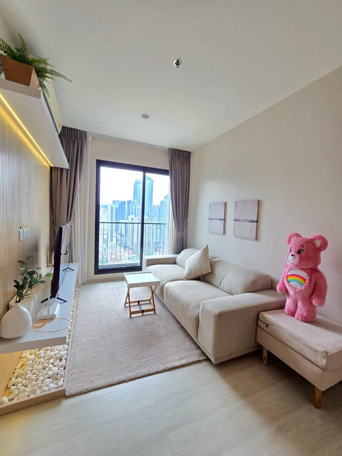 ให้เช่าคอนโดพระราม 9 เพชรบุรีตัดใหม่ RCA : ติด BTS พอร์ตลิงค์ไลน์ สถานีมักกะสัน เพียง 20 ม. และ MRT เพชรบุรี ประมาณ 130 ม. เดินทางสะดวกมากๆ