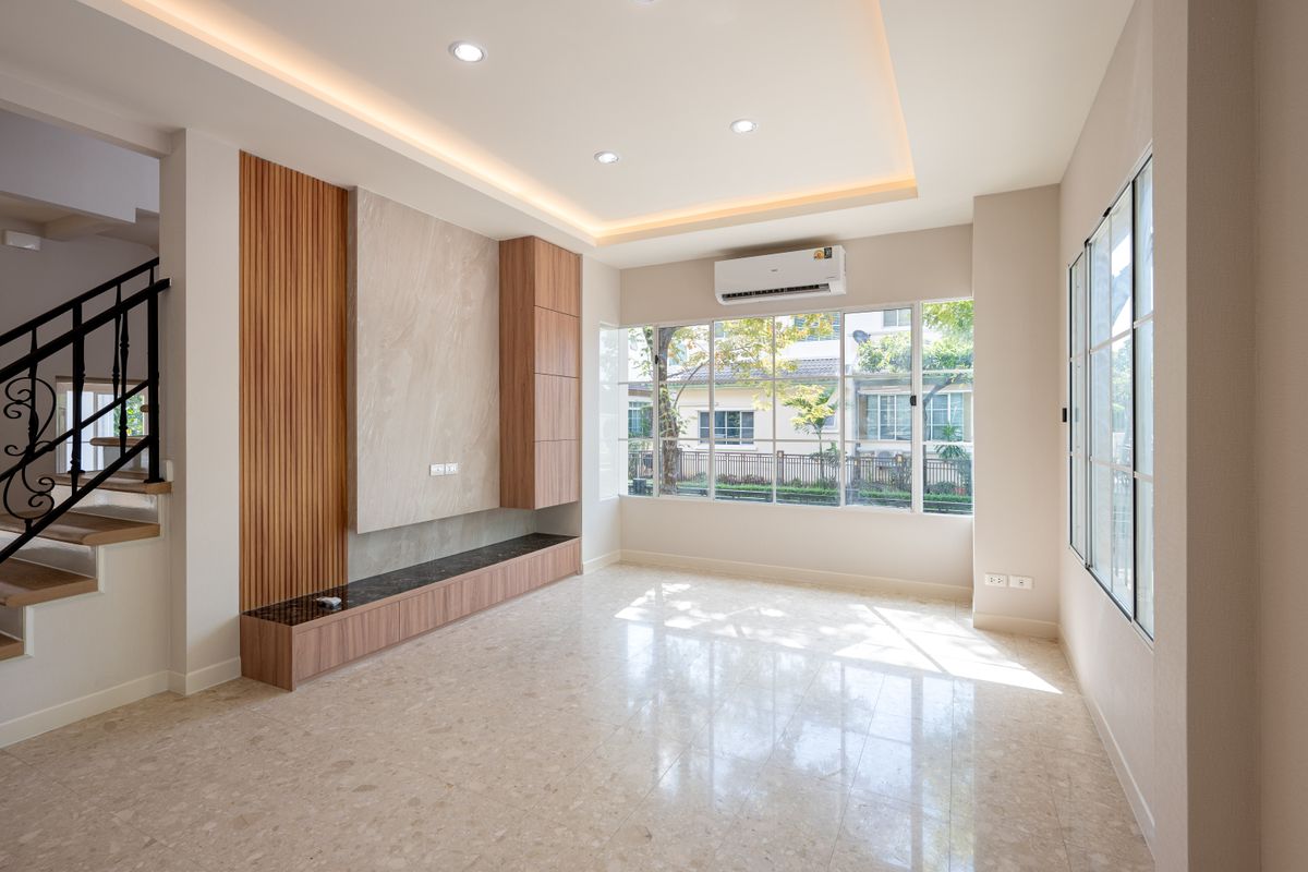 ขายบ้านพัฒนาการ ศรีนครินทร์ : Owner Post: บ้านหรูรีโนเวทใหม่ หลังมุมแปลงสวย ยกพื้นรีโนเวทเรียบร้อย เข้าอยู่ได้เลยไม่ปวดหัว