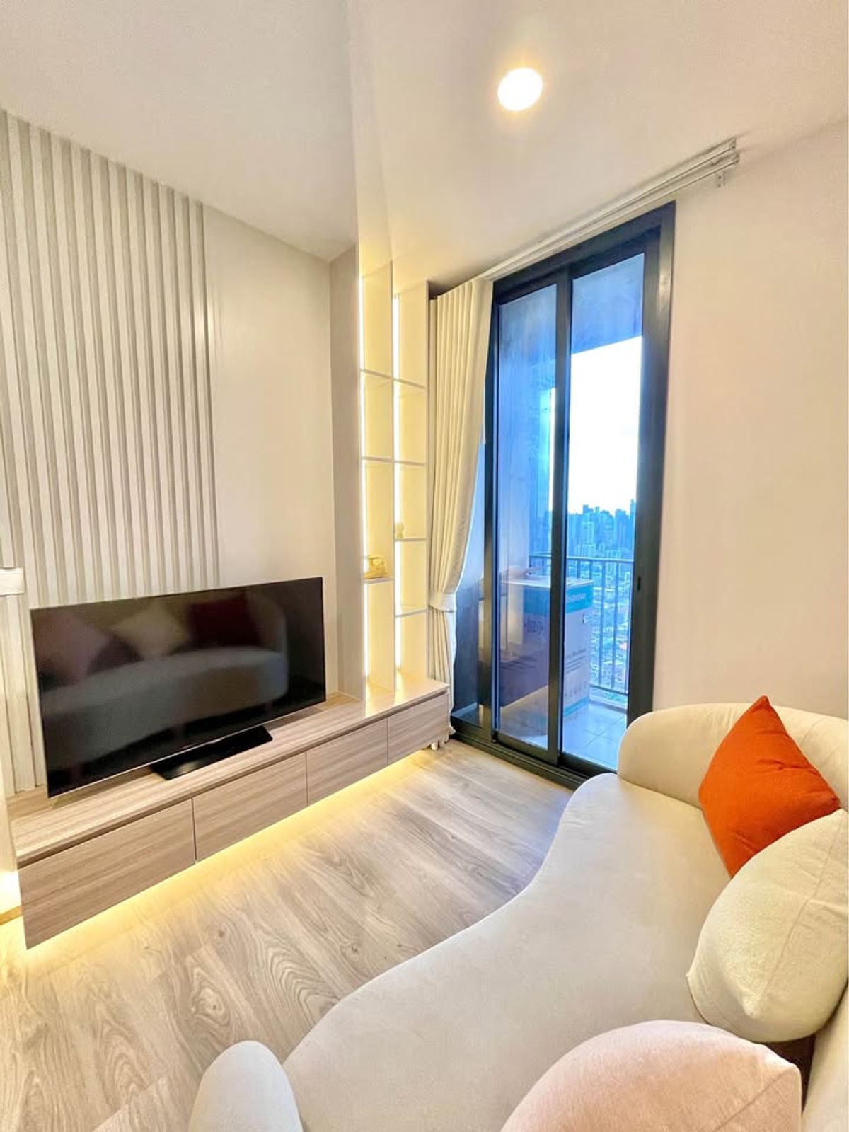 ให้เช่าคอนโดสุขุมวิท อโศก ทองหล่อ : For Rent :   Oka Haus Sukhumvit 36  (Rt-01)