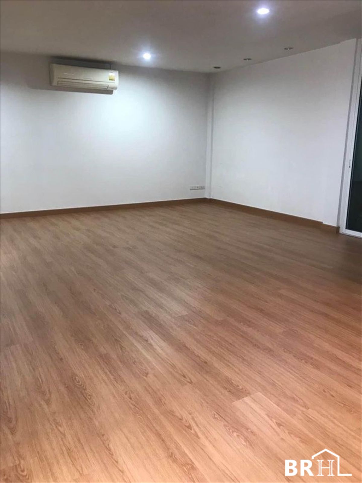 ให้เช่าทาวน์โฮมรัชดา ห้วยขวาง : House Area Huai Khwang บ้านเดี่ยว 3 ชั้น สุดพรีเมียมทำเลทอง