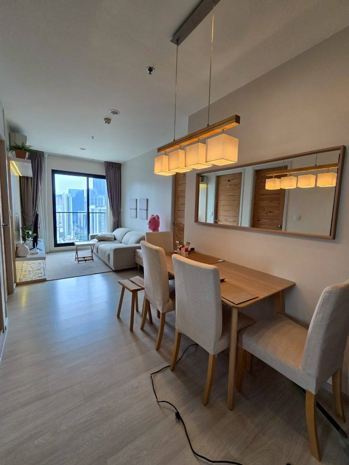 ให้เช่าคอนโดพระราม 9 เพชรบุรีตัดใหม่ RCA : ติด BTS พอร์ตลิงค์ไลน์ สถานีมักกะสัน เพียง 20 ม. และ MRT เพชรบุรี ประมาณ 130 ม. เดินทางสะดวกมากๆ