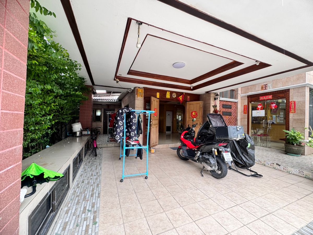 ขายบ้านโชคชัย4 ลาดพร้าว71 : ขายบ้านเดี่ยว 2 ชั้น ในหมู่บ้านรัชดา1 (ซอยลาดพร้าว 80 แยก 24) ใกล้เซ็นทรัลอีสต์วิลล์ (N.1770)