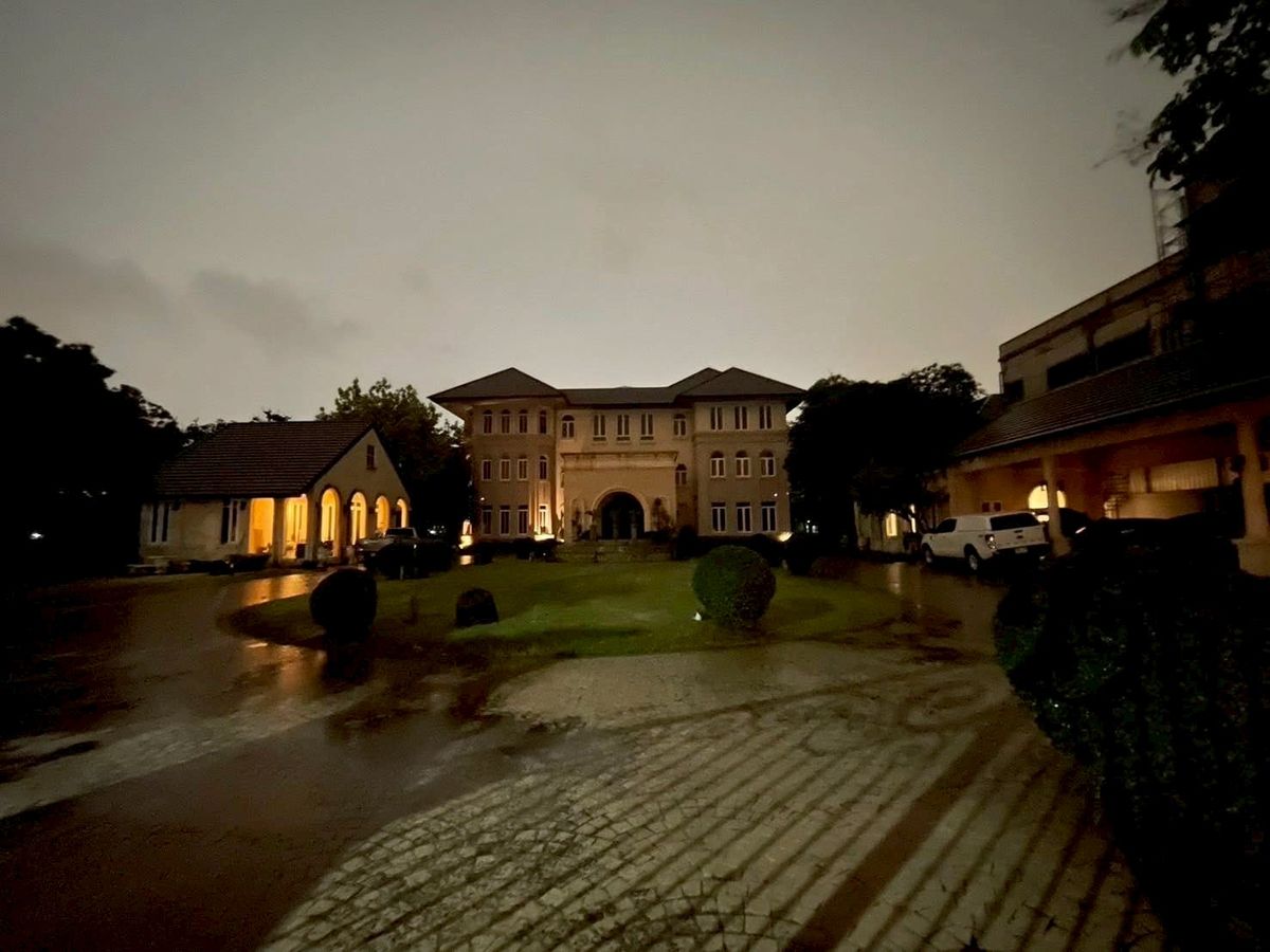 ขายบ้านเสรีไทย-นิด้า : 🌟 คฤหาสน์ขนาด 2 ไร่เศษ! 🌟 📌 บนทำเลทอง ถนนราษฎร์พัฒนา! ฟังก์ชันครบครันระดับ 5 ดาว!