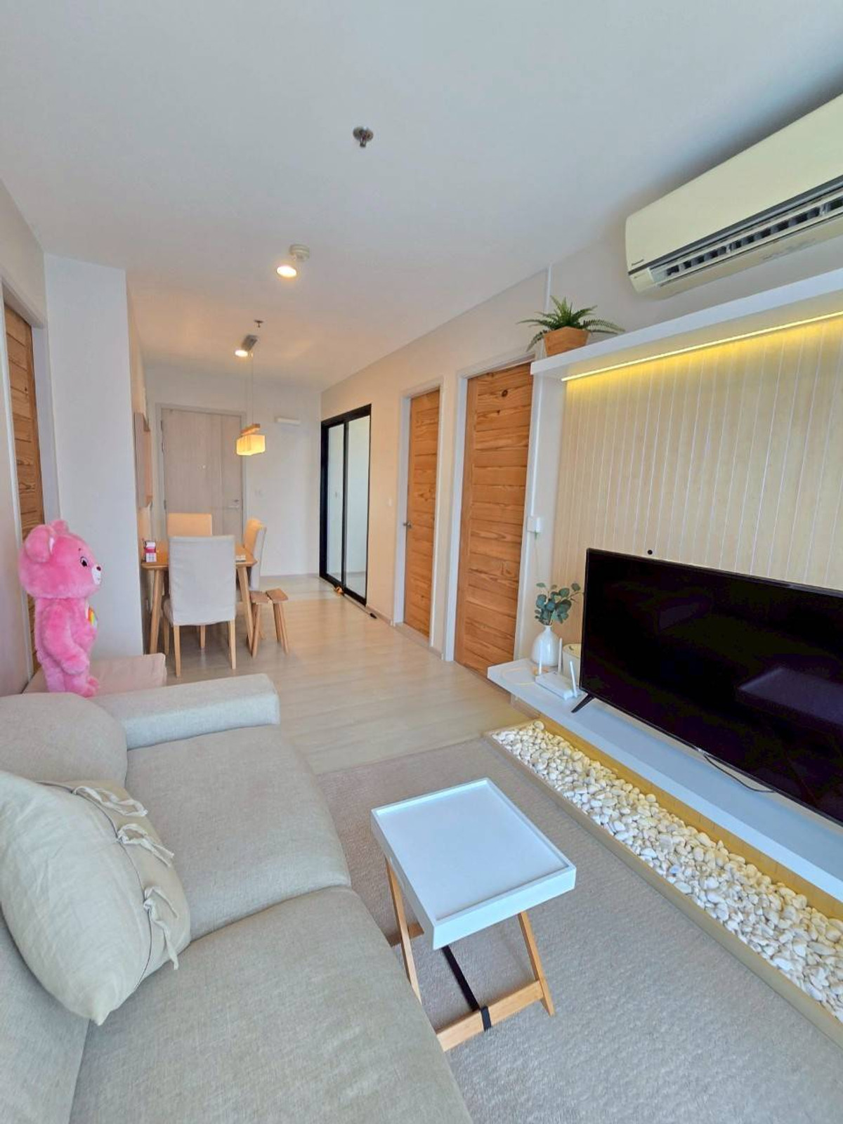 ให้เช่าคอนโดพระราม 9 เพชรบุรีตัดใหม่ RCA : ติด BTS พอร์ตลิงค์ไลน์ สถานีมักกะสัน เพียง 20 ม. และ MRT เพชรบุรี ประมาณ 130 ม. เดินทางสะดวกมากๆ