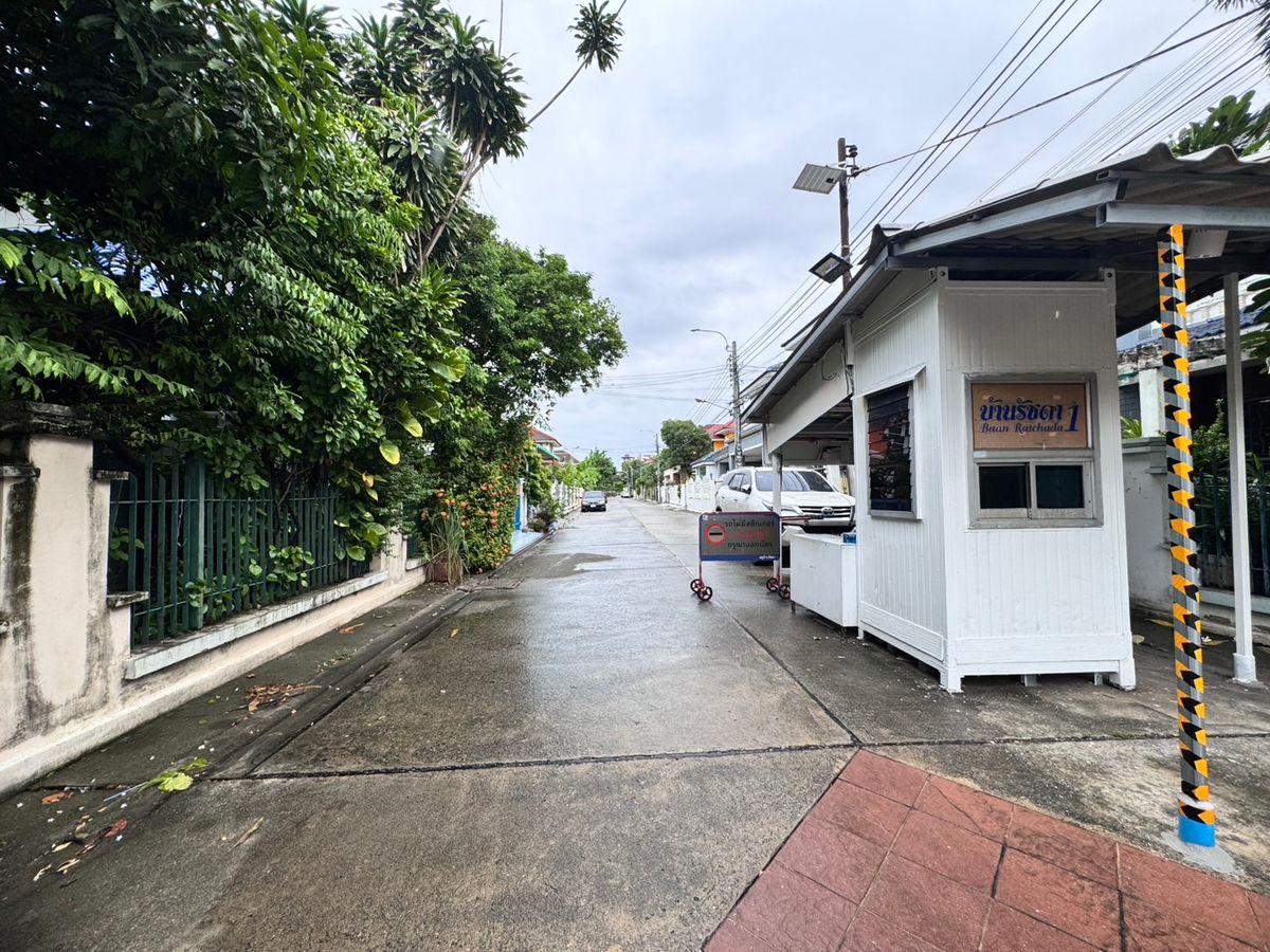 ขายบ้านโชคชัย4 ลาดพร้าว71 : ขายบ้านเดี่ยว 2 ชั้น ในหมู่บ้านรัชดา1 (ซอยลาดพร้าว 80 แยก 24) ใกล้เซ็นทรัลอีสต์วิลล์ (N.1770)