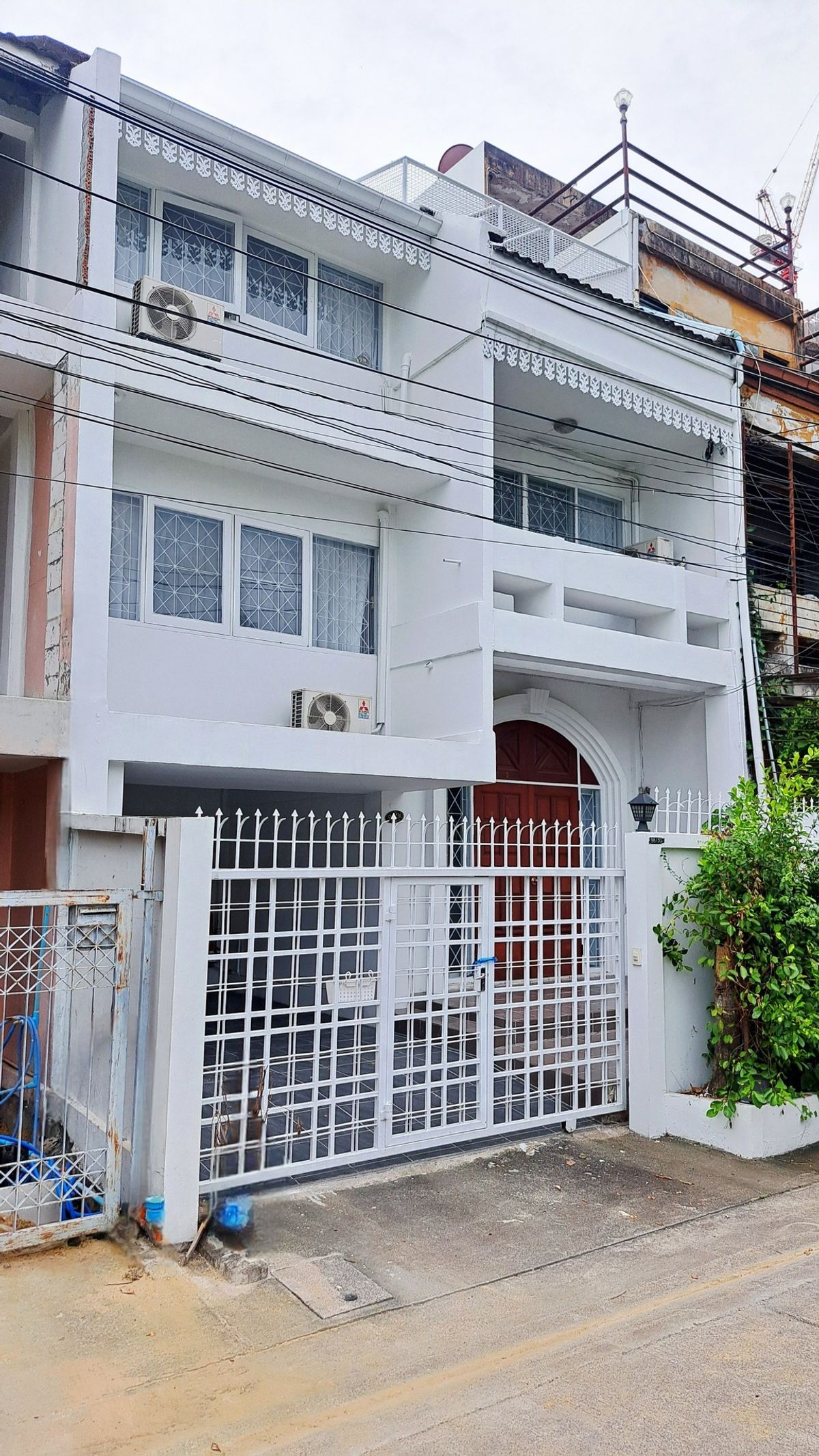 ให้เช่าทาวน์โฮมสุขุมวิท อโศก ทองหล่อ : 🏠ให้เช่าทาวน์โฮม 3ชั้น เอกมัย 22 สำหรับพักอาศัย โฮมออฟฟิต ♦️รายละเอียดบ้าน - 5 ห้องนอน 3 ห้องน้ำ 