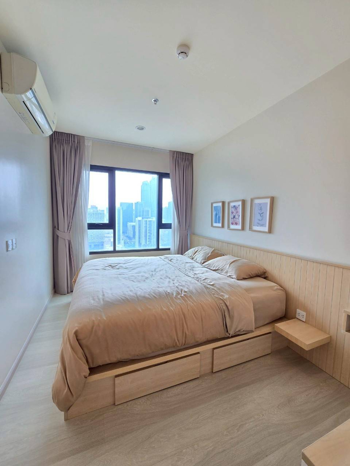 ให้เช่าคอนโดพระราม 9 เพชรบุรีตัดใหม่ RCA : ติด BTS พอร์ตลิงค์ไลน์ สถานีมักกะสัน เพียง 20 ม. และ MRT เพชรบุรี ประมาณ 130 ม. เดินทางสะดวกมากๆ