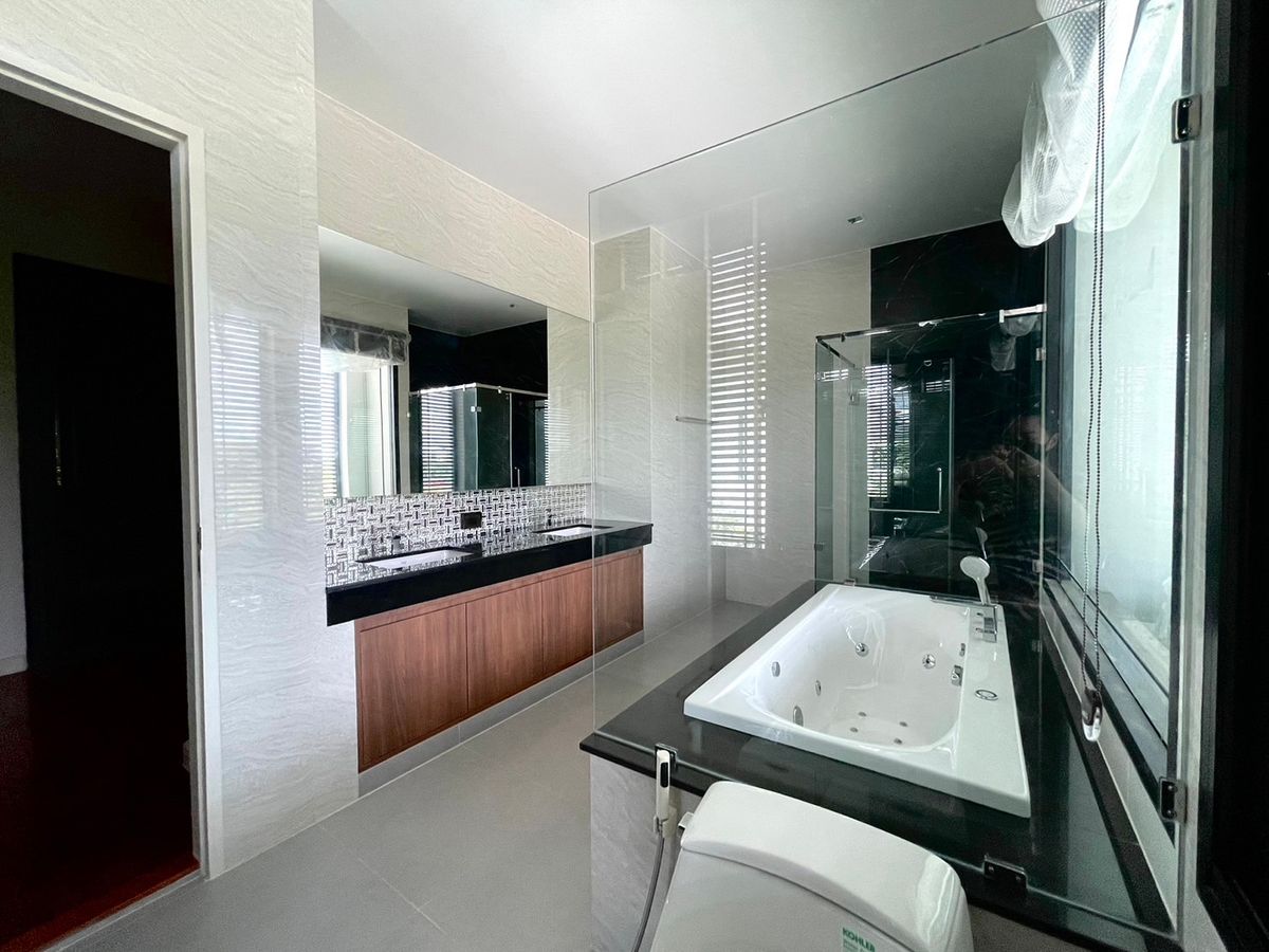 For RentHouseEakachai, Bang Bon : The Pavilla Bang Bon 3, a large luxury single house with free swimming pool, Fully Furnished, Ready to Move in