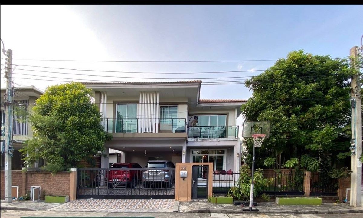 ขายบ้านพัฒนาการ ศรีนครินทร์ : The Plant Pattanakarn 38:  61sqw. 240sqm. 3bed 3bath + maid 14,000,000 Am: 0656199198