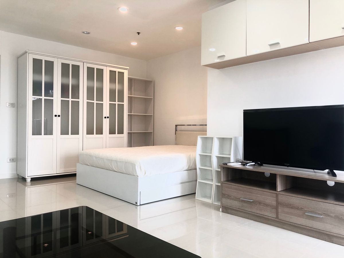 For RentCondoSilom, Saladaeng, Bangrak : OMG1159   Studio unit in Sathorn within 20k budget  < Available NOW 27-Jun-25 > @ [ Silom Suite ]