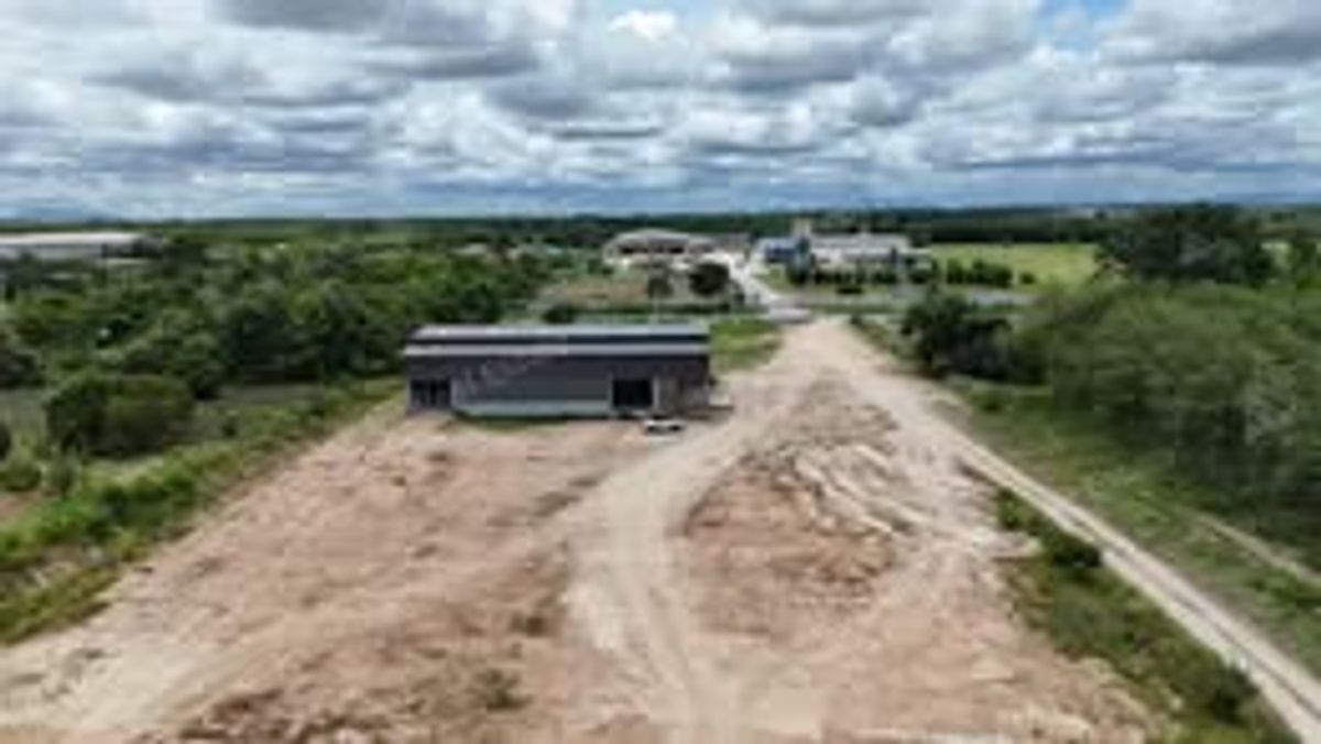 ขายที่ดินระยอง : ขายที่ดินพร้อมโกดัง นิคมพัฒนา ระยอง ติดถนน  ใกล้แหล่งอุตสาหกรรม 24-1-52 ไร่