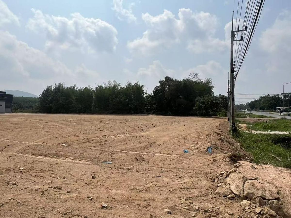 ขายที่ดินระยอง : ขายที่ดินพร้อมโกดัง นิคมพัฒนา ระยอง ติดถนน  ใกล้แหล่งอุตสาหกรรม 24-1-52 ไร่