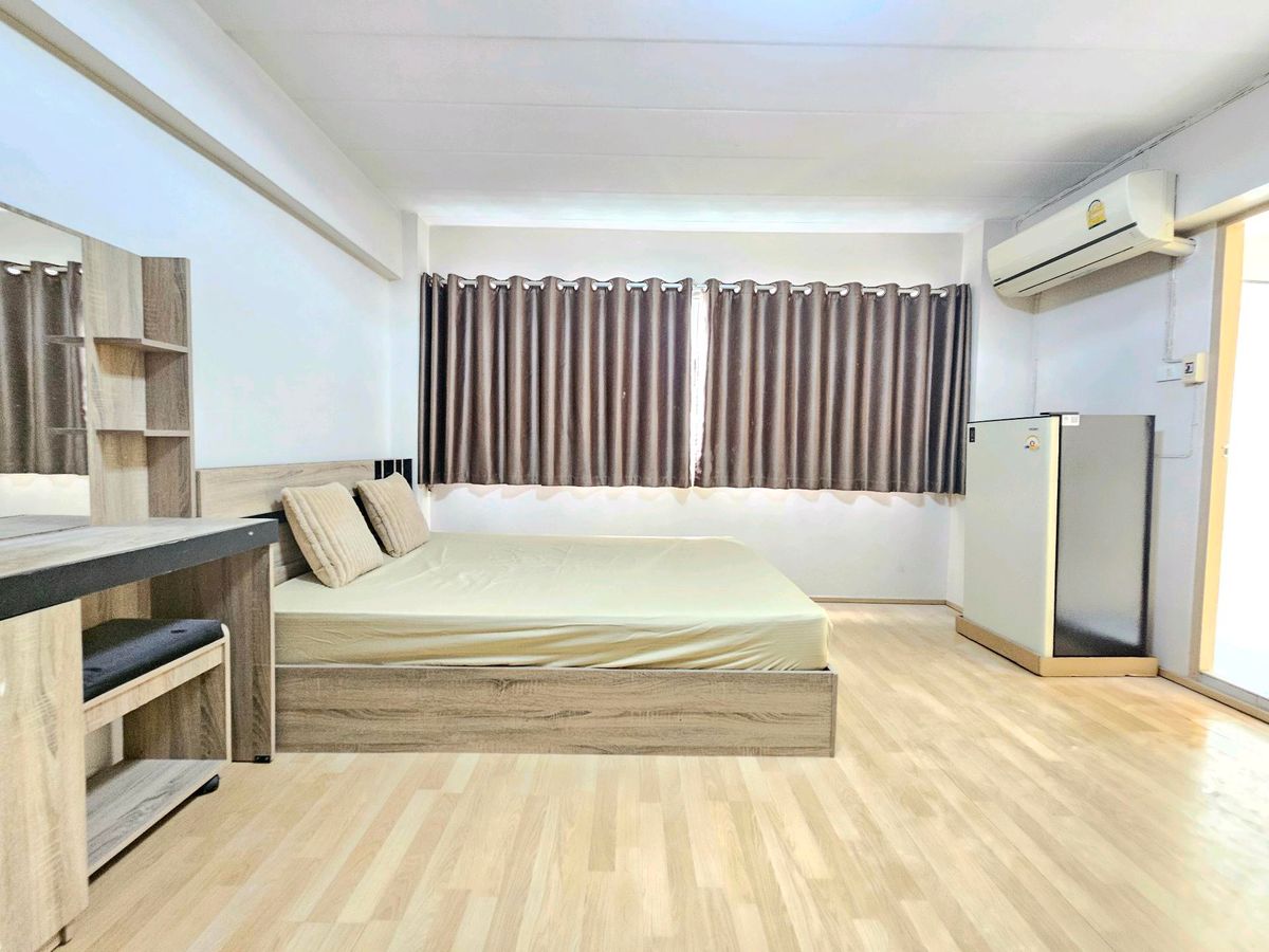 For RentCondoSeri Thai, Ramkhamhaeng Nida : LPN Happyland Condo, opposite The Mall Bangkapi, MRT Bangkapi/Yellow Line in front of the alley, connecting 3 train lines. There is a parking lot.
