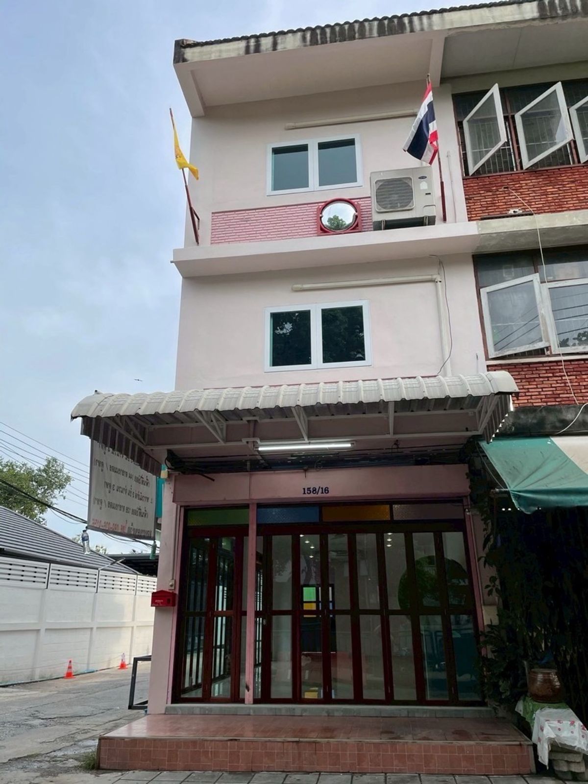 ให้เช่าทาวน์โฮมสะพานควาย จตุจักร : ให้เช่าอาคารพาณิชย์ 3 ชั้น ซอยวัดประชาระบือธรรม ใกล้ถนนประดิพัทธ์ สามเสน ขนาด 16 ตร.วา พื้นที่ใช้สอย 200 ตร.ม. ให้เช่า 35,000 / เดือน สนใจ 097 - 465 5644 TC Home