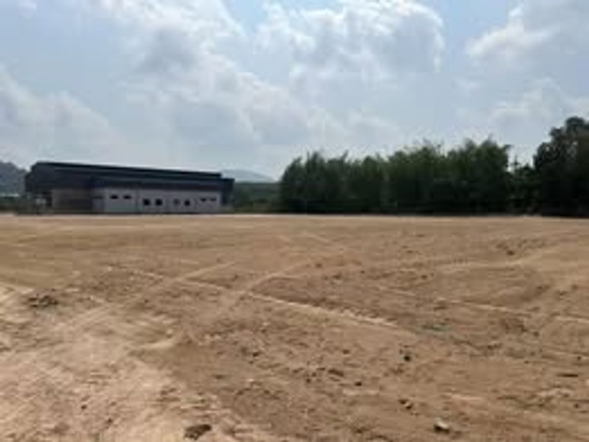 ขายที่ดินระยอง : ขายที่ดินพร้อมโกดัง นิคมพัฒนา ระยอง ติดถนน  ใกล้แหล่งอุตสาหกรรม 24-1-52 ไร่