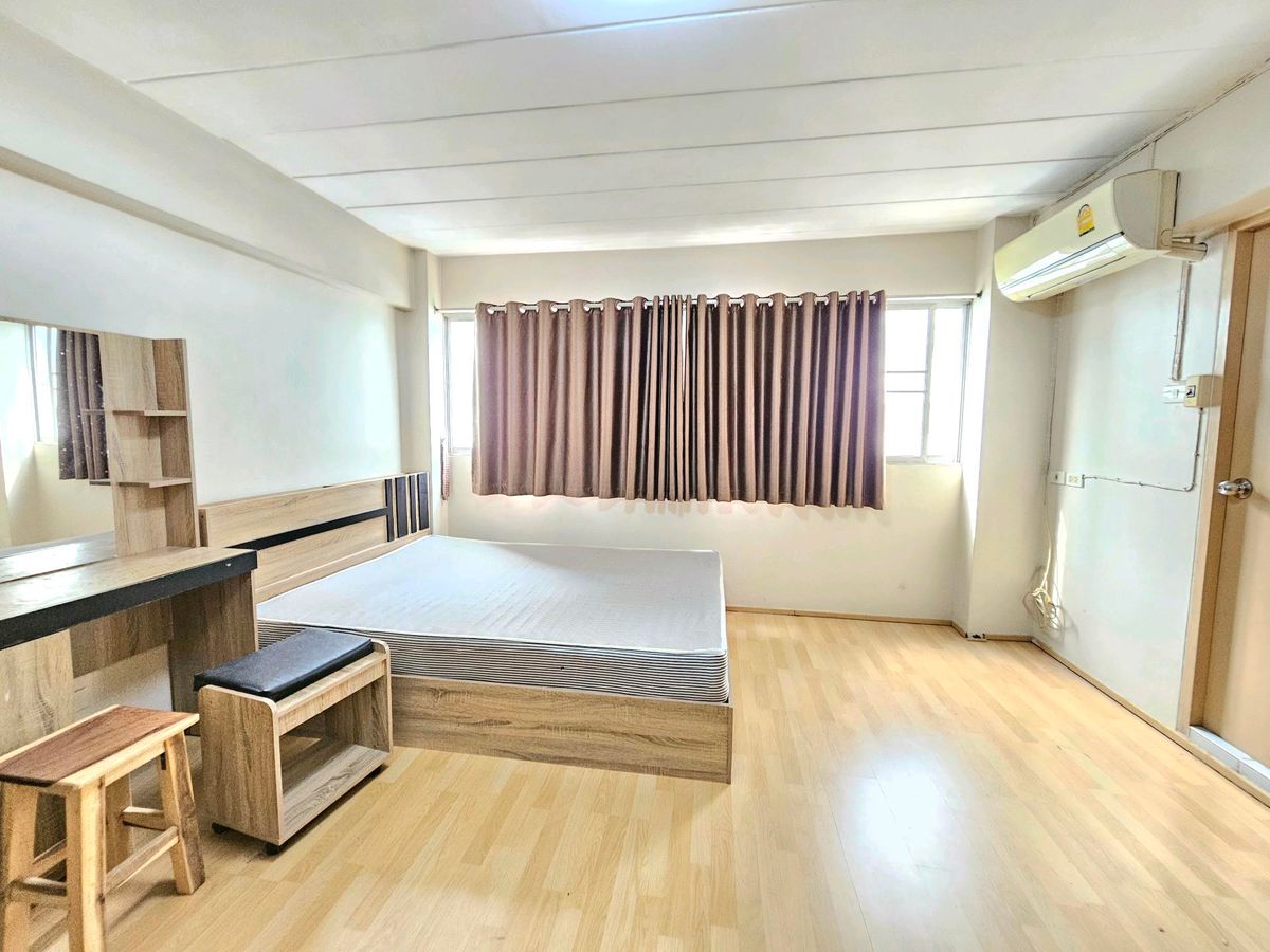 For RentCondoSeri Thai, Ramkhamhaeng Nida : LPN Happyland Condo, opposite The Mall Bangkapi, MRT Bangkapi/Yellow Line in front of the alley, connecting 3 train lines. There is a parking lot.