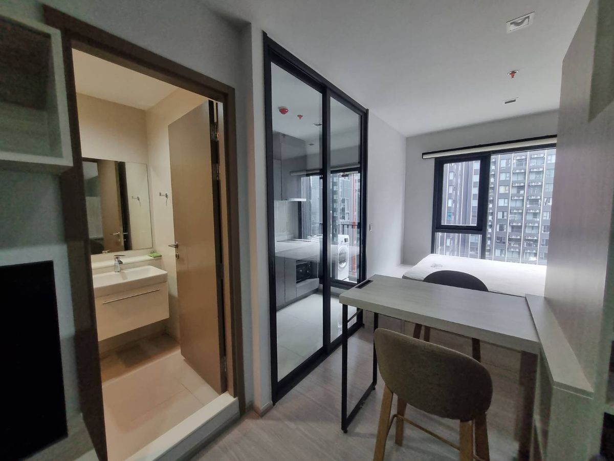 For RentCondoRama9, Petchburi, RCA : Rental Life Asoke Hype, a new renovated room behind the earthquake 18,000 baht, 26th floor, full view of the fir. Electrical appliances, just 3 minutes to MRT Rama 9, there are 7-11 in front of the project.