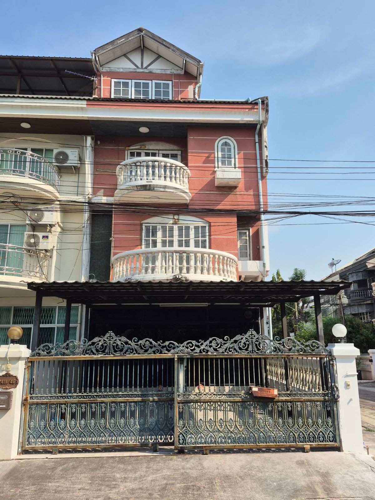 ขายทาวน์โฮมโชคชัย4 ลาดพร้าว71 : ขายทาวน์เฮ้าส์ 3.5 ชั้น หลังริม  หมู่บ้านราชาวิลล่า ลาดพร้าว 67/2 For sale, 3.5-storey townhouse, end unit, Raja Villa Village, Lat Phrao 67/2