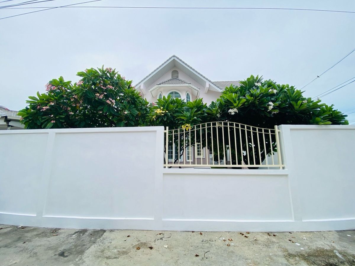 For SaleHouseOnnut, Udomsuk : House for sale in the back of the alley at Muang Thong 4, Sukhumvit 101 (Soi Wat Thammamongkol), near BTS Punnawithi and True Digital Park. Convenient travel location, suitable for both living and investment.