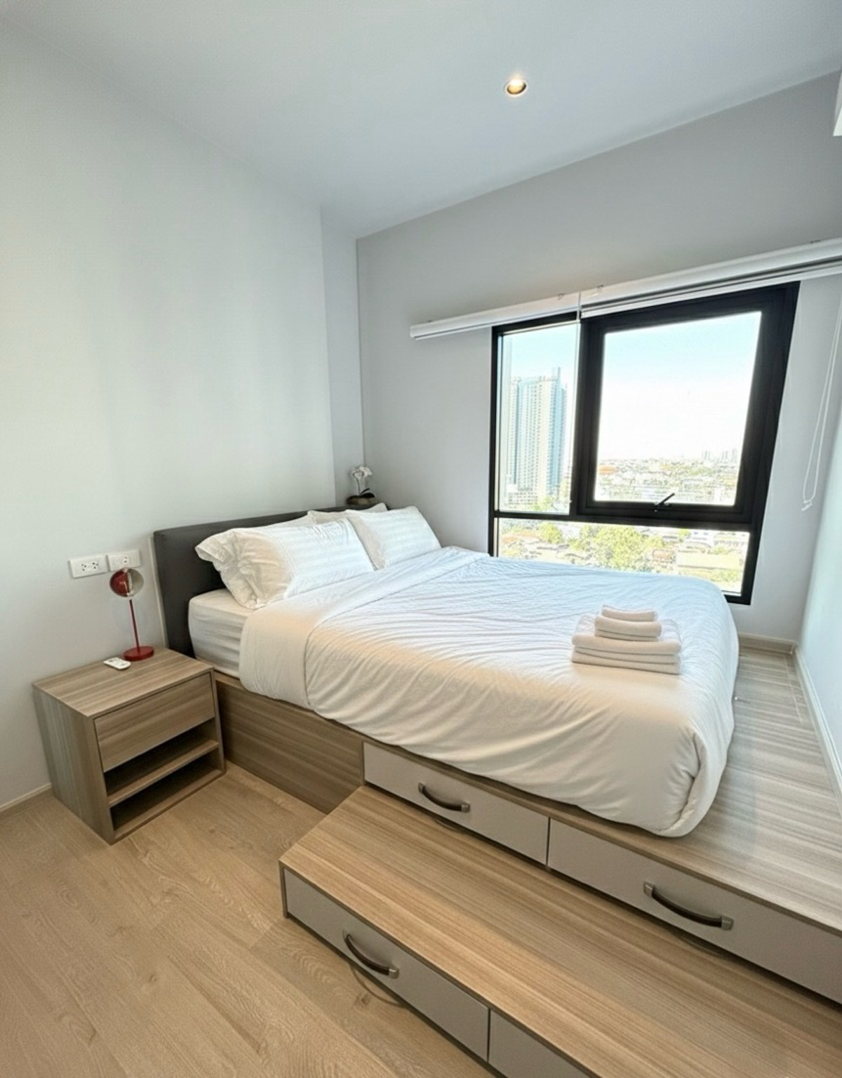 ให้เช่าคอนโดท่าพระ ตลาดพลู วุฒากาศ : พร้อมให้เช่าระยะสั้นและระยะยาว (1–6 เดือน)คอนโด: Altitude Unicorn สาทร – ท่าพระ(คอนโดสูงติด BTS ตลาดพลู 0 เมตร)ชั้น: 12 ห้อง: 1 ห้องนอน 1 ห้องน้ำขนาดห้อง: 27 ตร.ม.เฟอร์นิเจอร์ครบ พร้อมเข้าอยู่ได้เลย