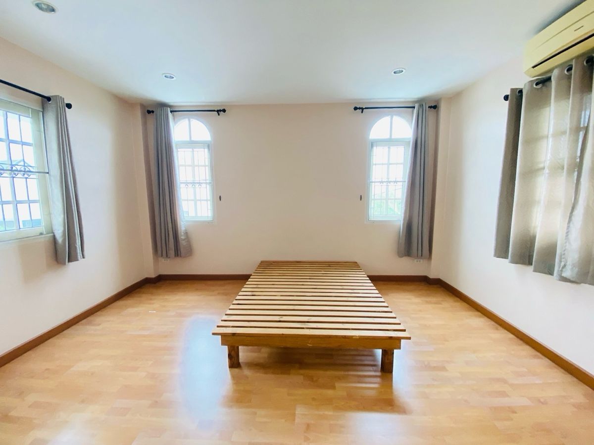 For SaleHouseOnnut, Udomsuk : House for sale in the back of the alley at Muang Thong 4, Sukhumvit 101 (Soi Wat Thammamongkol), near BTS Punnawithi and True Digital Park. Convenient travel location, suitable for both living and investment.