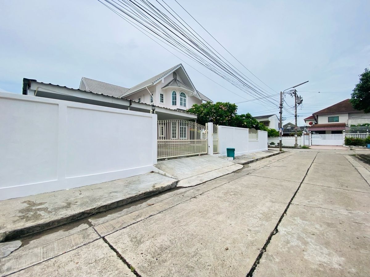 For SaleHouseOnnut, Udomsuk : House for sale in the back of the alley at Muang Thong 4, Sukhumvit 101 (Soi Wat Thammamongkol), near BTS Punnawithi and True Digital Park. Convenient travel location, suitable for both living and investment.