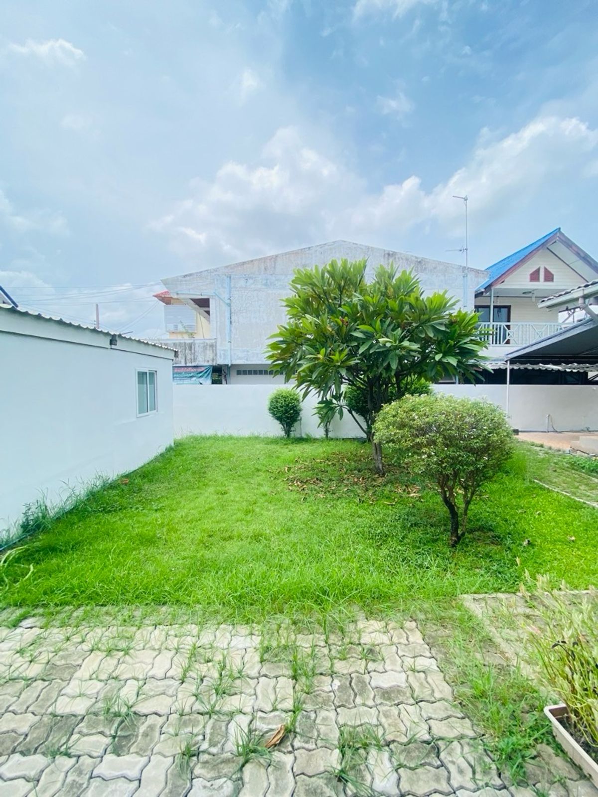 For SaleHouseOnnut, Udomsuk : House for sale in the back of the alley at Muang Thong 4, Sukhumvit 101 (Soi Wat Thammamongkol), near BTS Punnawithi and True Digital Park. Convenient travel location, suitable for both living and investment.