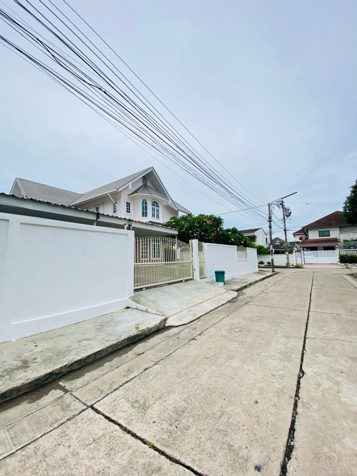 For SaleHouseOnnut, Udomsuk : House for sale in the back of the alley at Muang Thong 4, Sukhumvit 101 (Soi Wat Thammamongkol), near BTS Punnawithi and True Digital Park. Convenient travel location, suitable for both living and investment.