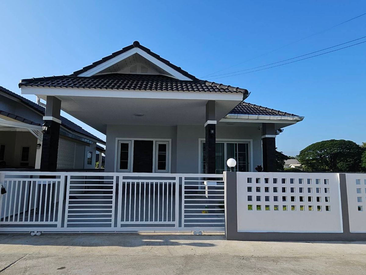 For RentHouseChiang Mai : - Single storey house for rent with 3 bedrooms,2 toilets and 1 kitchen. 