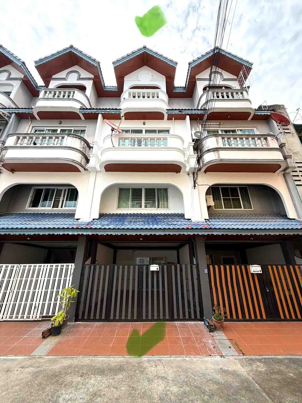 ขายทาวน์โฮมเชียงใหม่ :  ขายทาวน์เฮ้าส์ 3 ชั้นครึ่ง   4 ห้องนอน  3 ห้องน้ำ  1 ห้องครัว  1 ที่จอดรถ