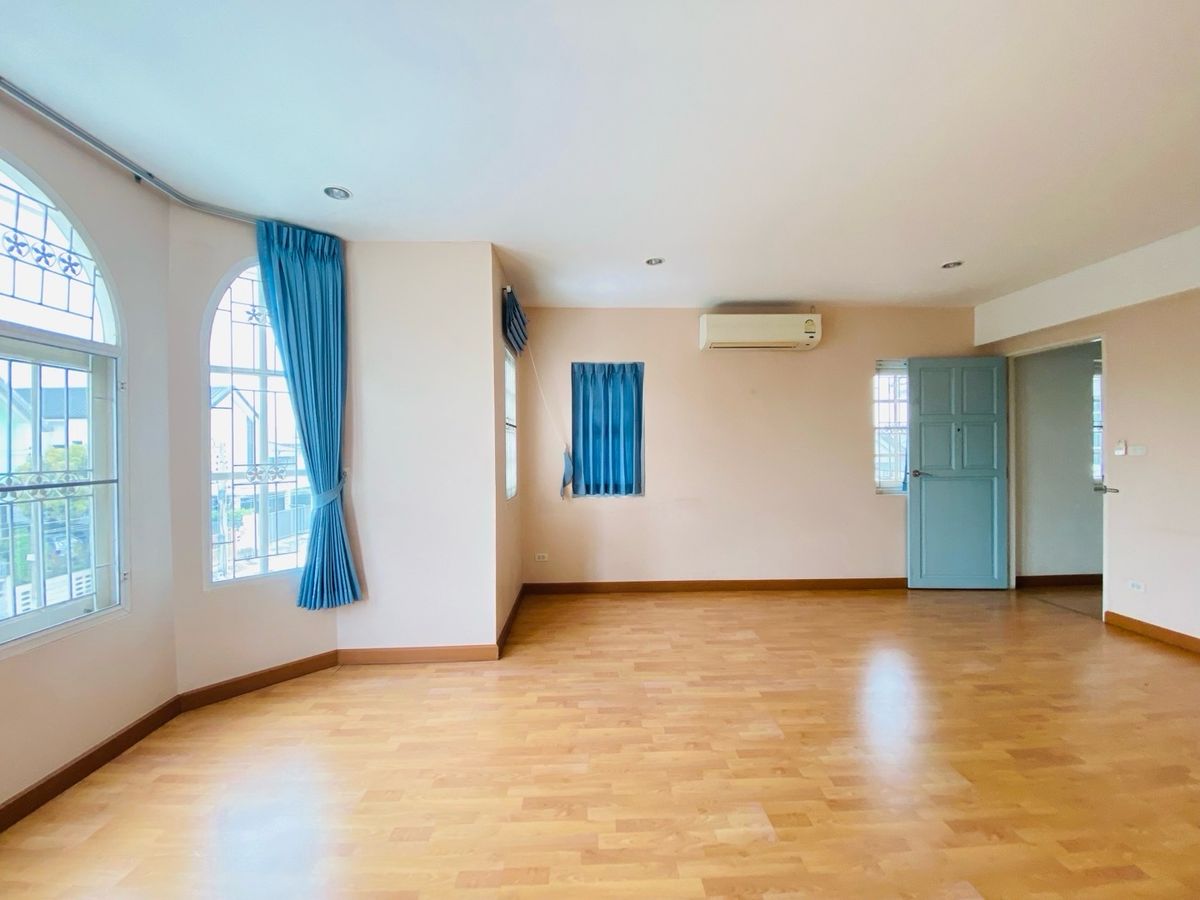 For SaleHouseOnnut, Udomsuk : House for sale in the back of the alley at Muang Thong 4, Sukhumvit 101 (Soi Wat Thammamongkol), near BTS Punnawithi and True Digital Park. Convenient travel location, suitable for both living and investment.