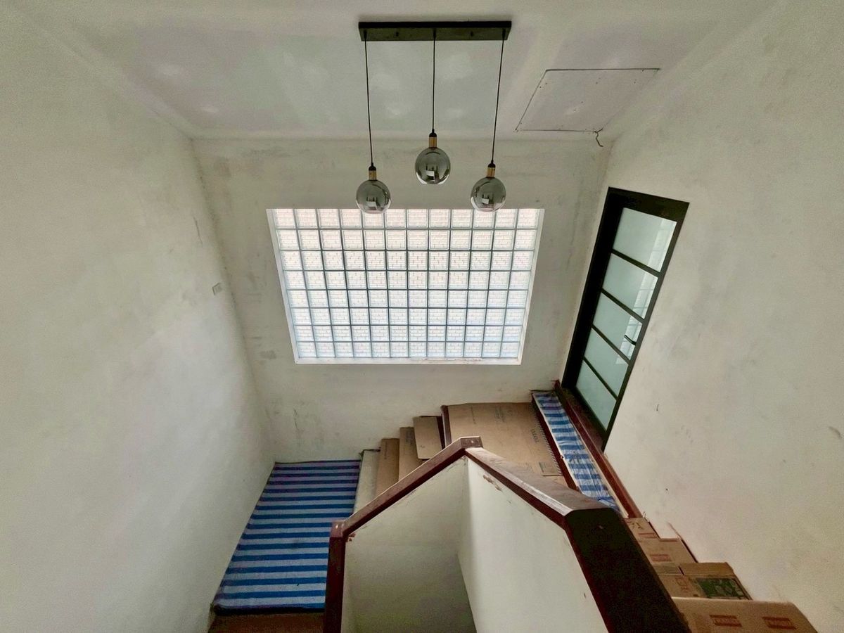 ขายบ้านพระราม 8 สามเสน ราชวัตร : 📢👇 โอกาสสุดพิเศษ! บ้านและที่ดินที่หายากในเขตนี้ สไตล์คลาสสิก บนที่ดินผืนใหญ่ ใจกลางดุสิต บรรยากาศร่มรื่น สงบ เดินทางสะดวก เหมาะสำหรับอยู่อาศัย ทำสำนักงาน คลีนิค โฮมออฟฟิศ หรือพัฒนาเป็นคาเฟ่บูทีคโฮเทล **ขายตามสภาพ**