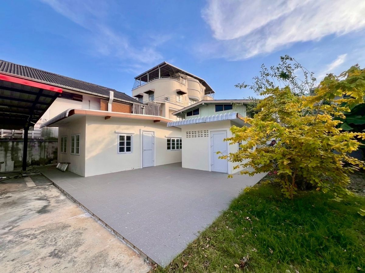 ขายบ้านพระราม 8 สามเสน ราชวัตร : 📢👇 โอกาสสุดพิเศษ! บ้านและที่ดินที่หายากในเขตนี้ สไตล์คลาสสิก บนที่ดินผืนใหญ่ ใจกลางดุสิต บรรยากาศร่มรื่น สงบ เดินทางสะดวก เหมาะสำหรับอยู่อาศัย ทำสำนักงาน คลีนิค โฮมออฟฟิศ หรือพัฒนาเป็นคาเฟ่บูทีคโฮเทล **ขายตามสภาพ**