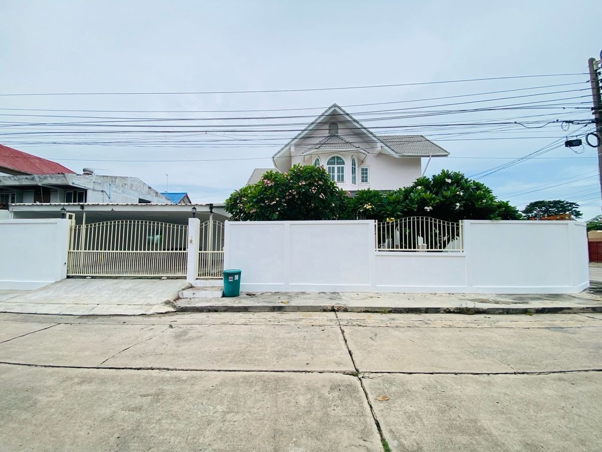 For SaleHouseOnnut, Udomsuk : House for sale in the back of the alley at Muang Thong 4, Sukhumvit 101 (Soi Wat Thammamongkol), near BTS Punnawithi and True Digital Park. Convenient travel location, suitable for both living and investment.