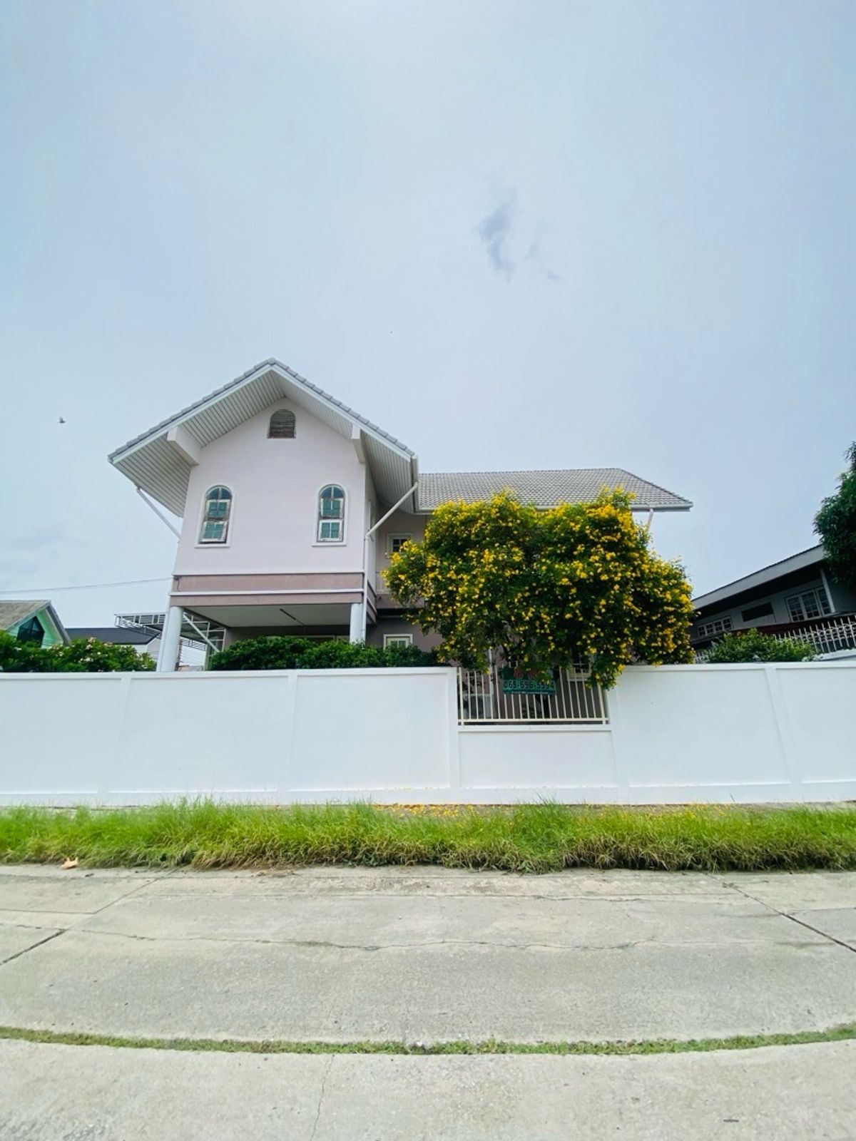 For SaleHouseOnnut, Udomsuk : House for sale in the back of the alley at Muang Thong 4, Sukhumvit 101 (Soi Wat Thammamongkol), near BTS Punnawithi and True Digital Park. Convenient travel location, suitable for both living and investment.