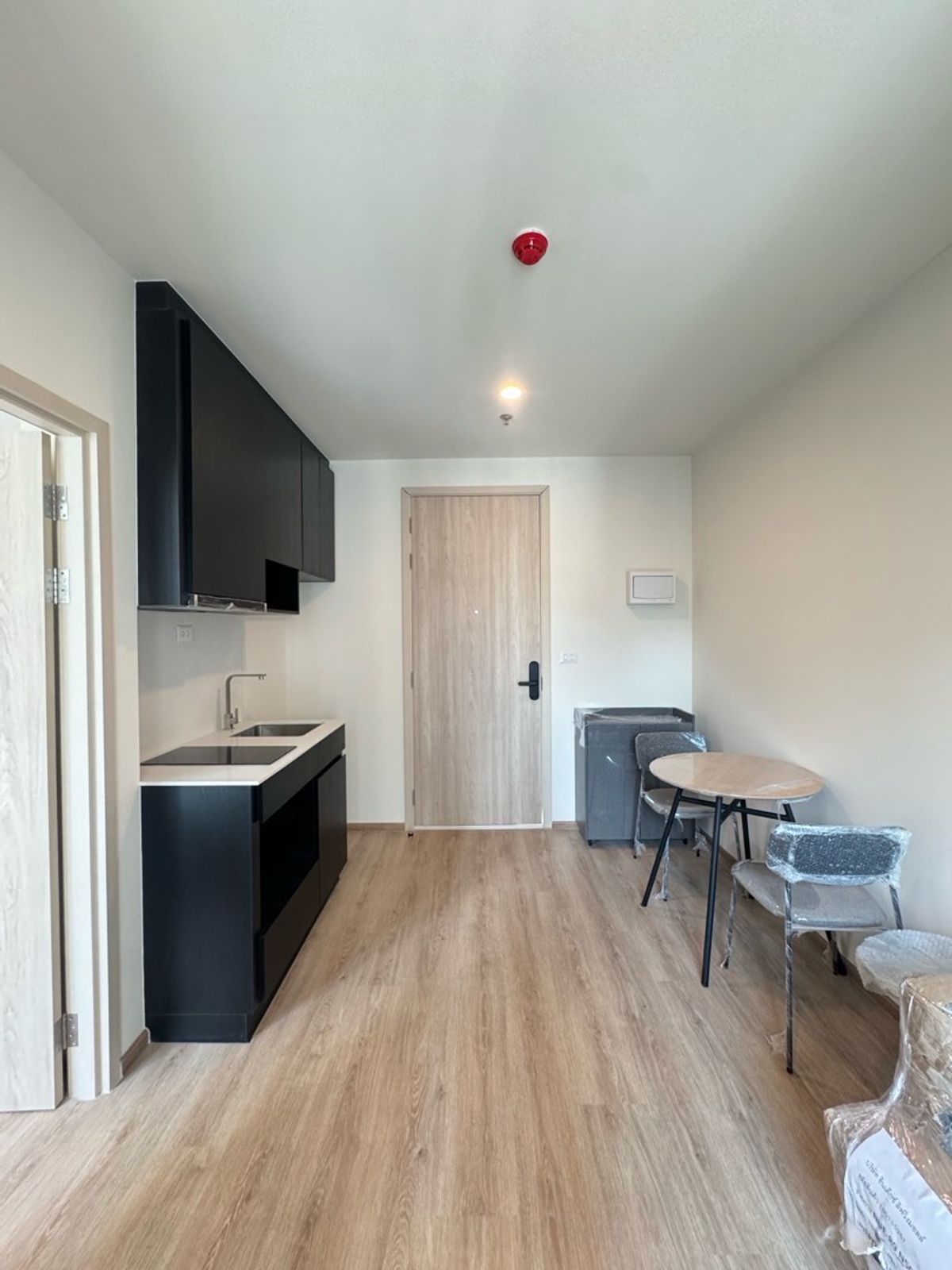 ขายดาวน์คอนโดพระราม 9 เพชรบุรีตัดใหม่ RCA : 🔥ขายด่วน Nue District R9🔥 26 sqm. 3,280,000 ลบ เท่านั้น